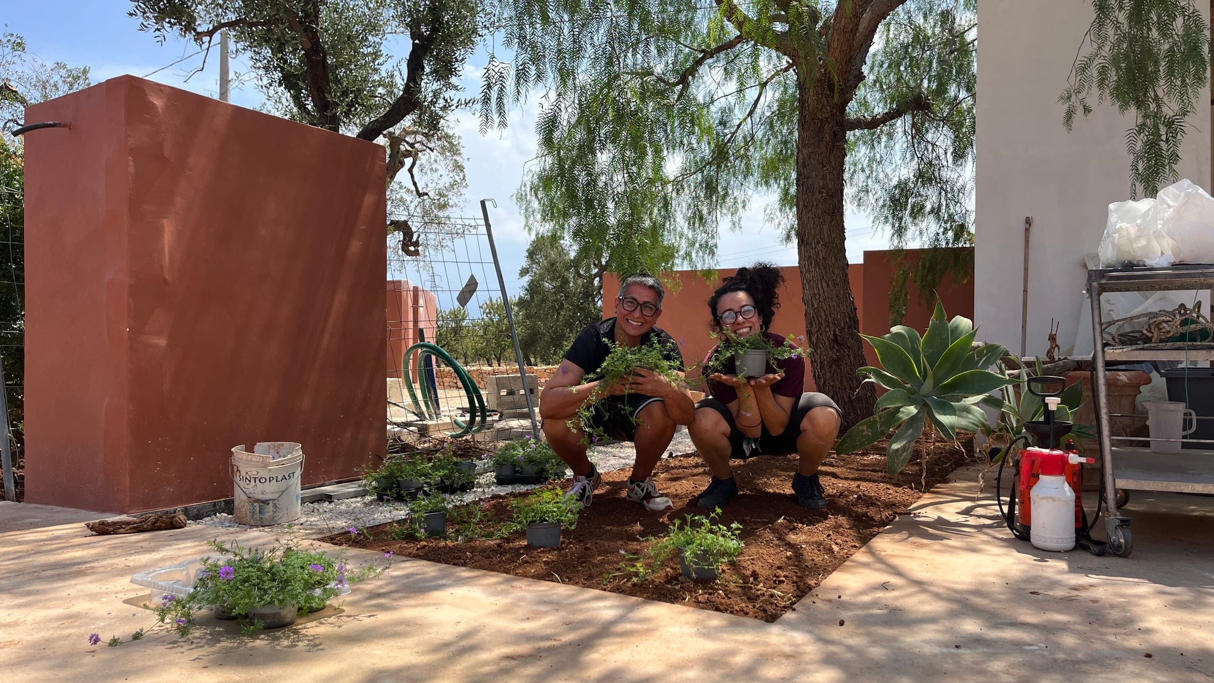 In giardino tra le piante - OZIO Il Trullo Rosso