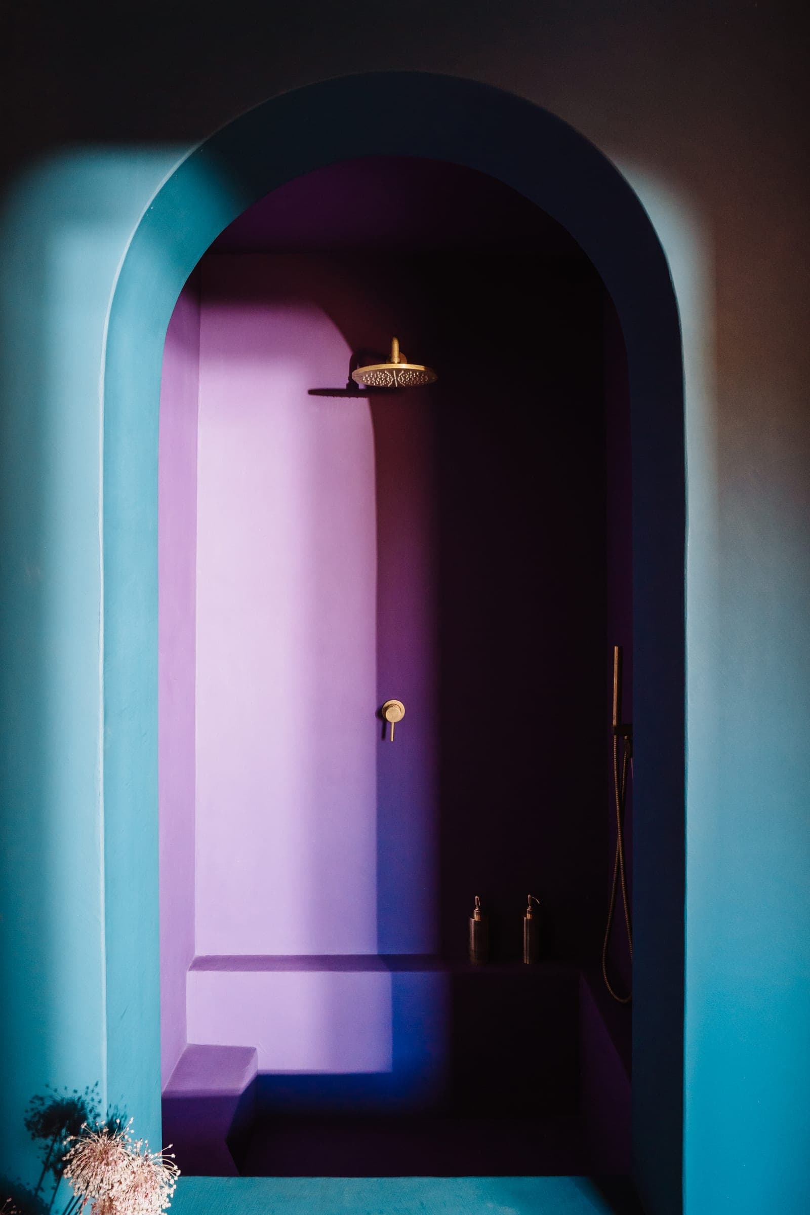 Stanza Uno - Doccia ad arco con pareti viola e blu
